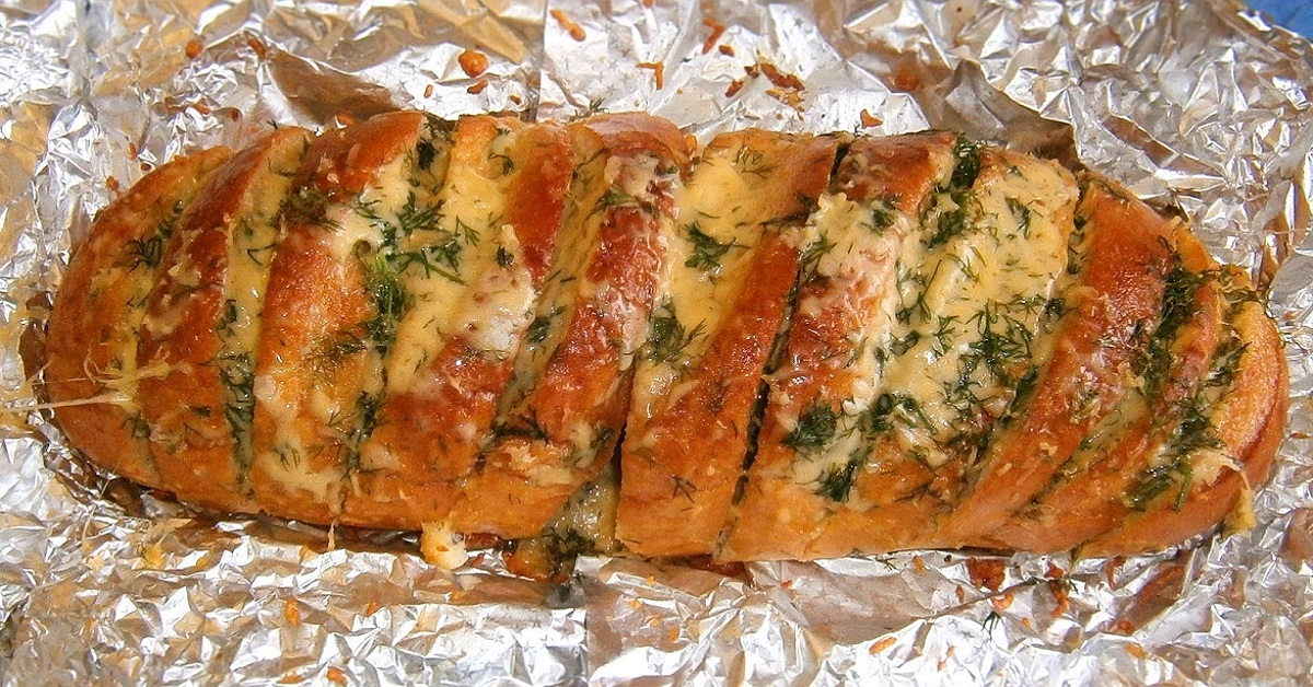 Закусочный батон с чесноком и сыром: инструкция по приготовлению