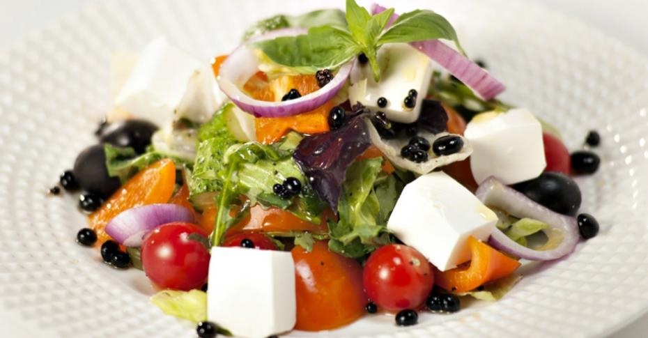 Греческий салат: классчический вариант приготовления