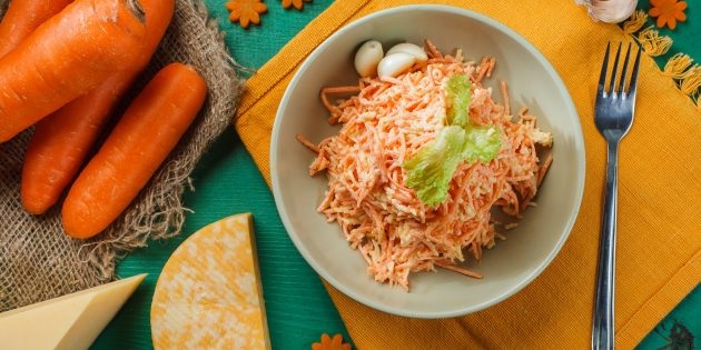 Салат из моркови и сыра с орешками и чесноком: пошаговый рецепт