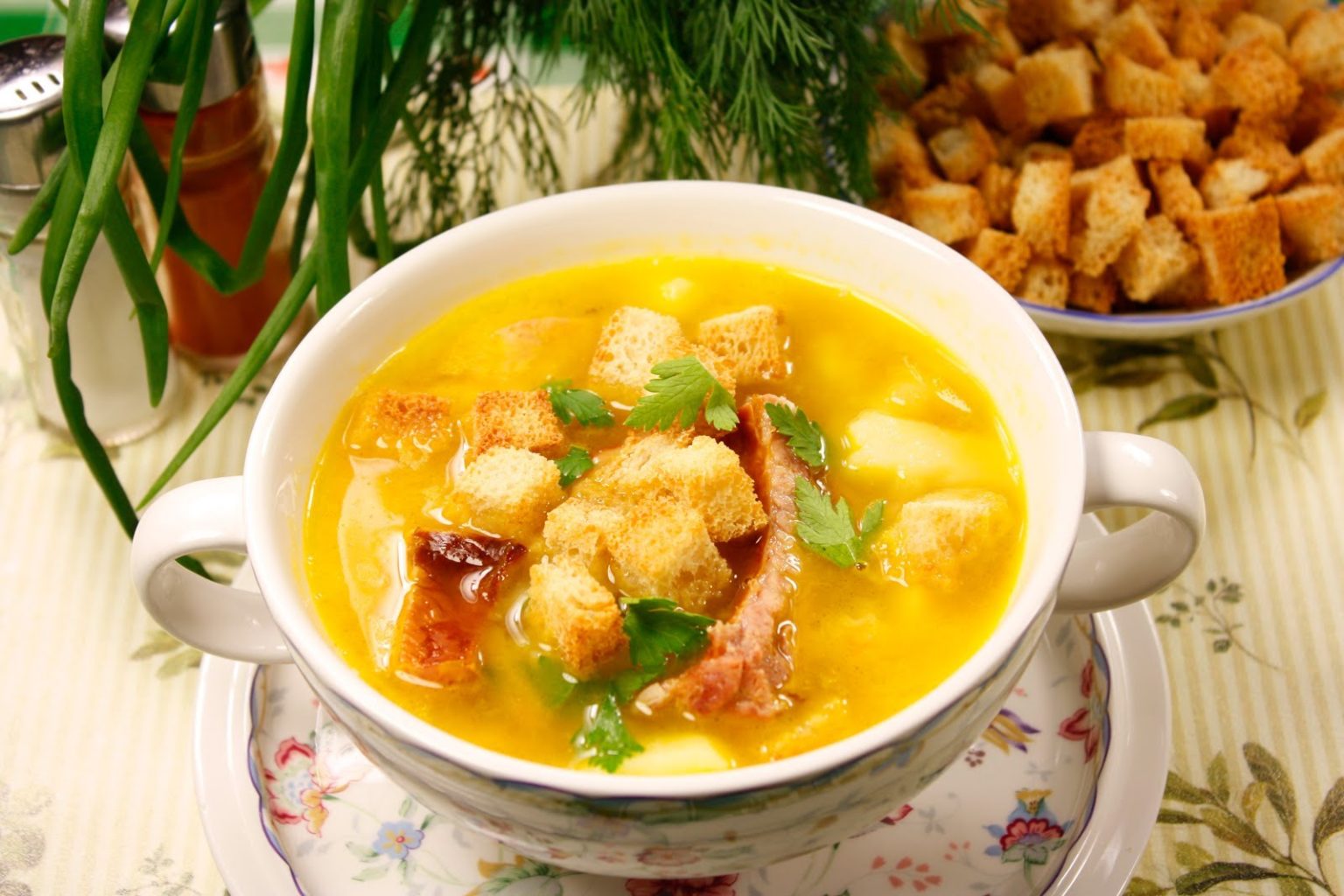Сырный суп с сухариками и копчеными колбасками
