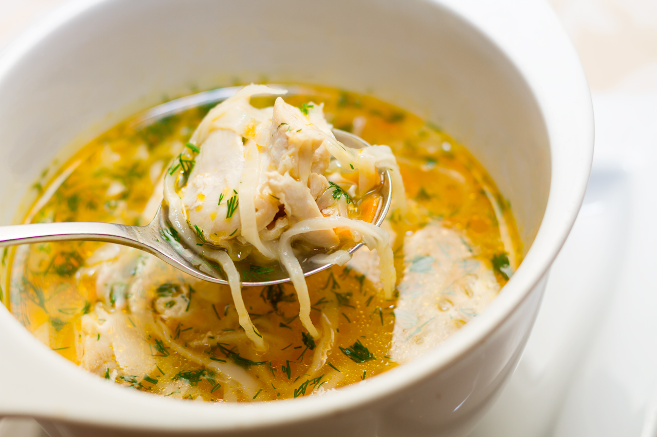 Суп с сыром, горошком и яичной вермишелью: рецепт