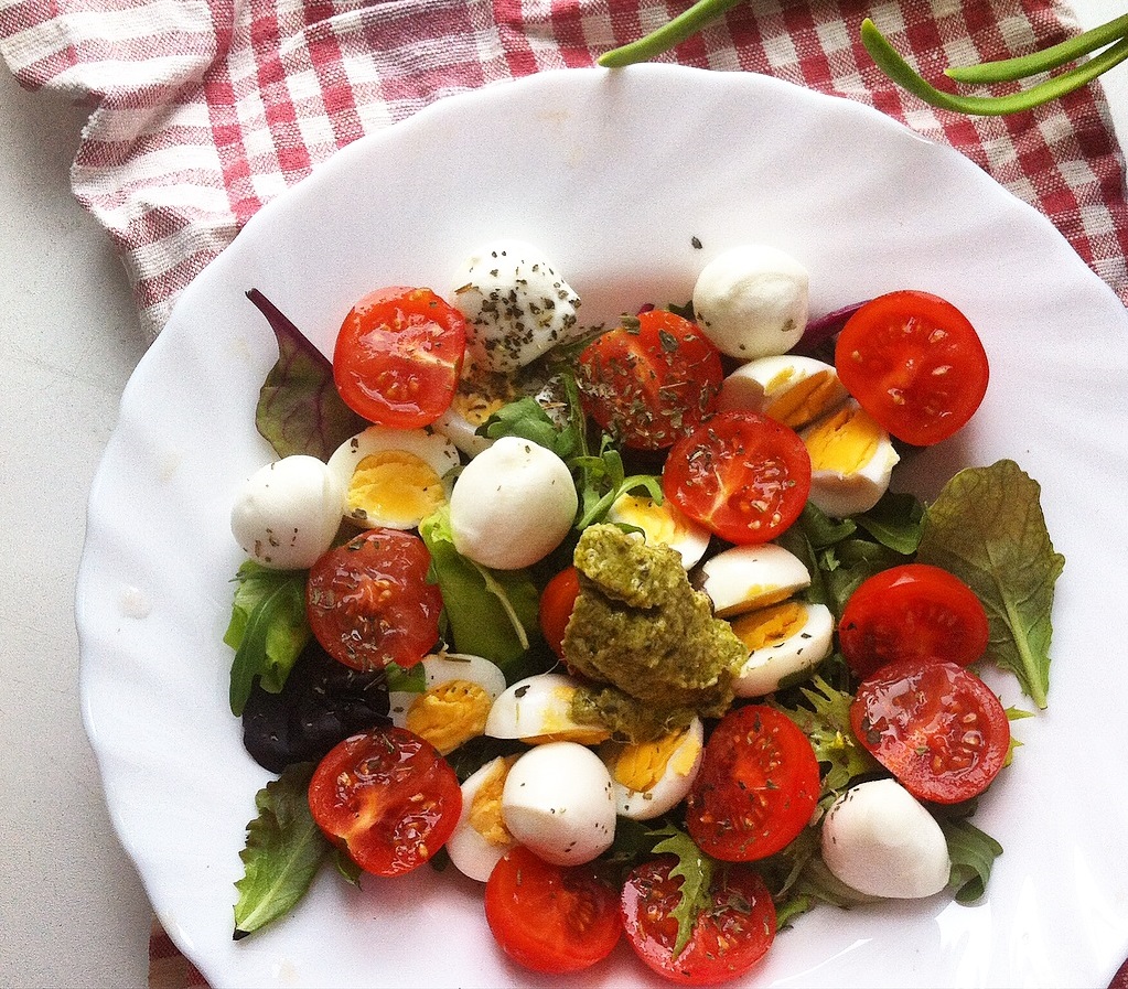 Салат с моцареллой и перепелиными яйцами: рецепт