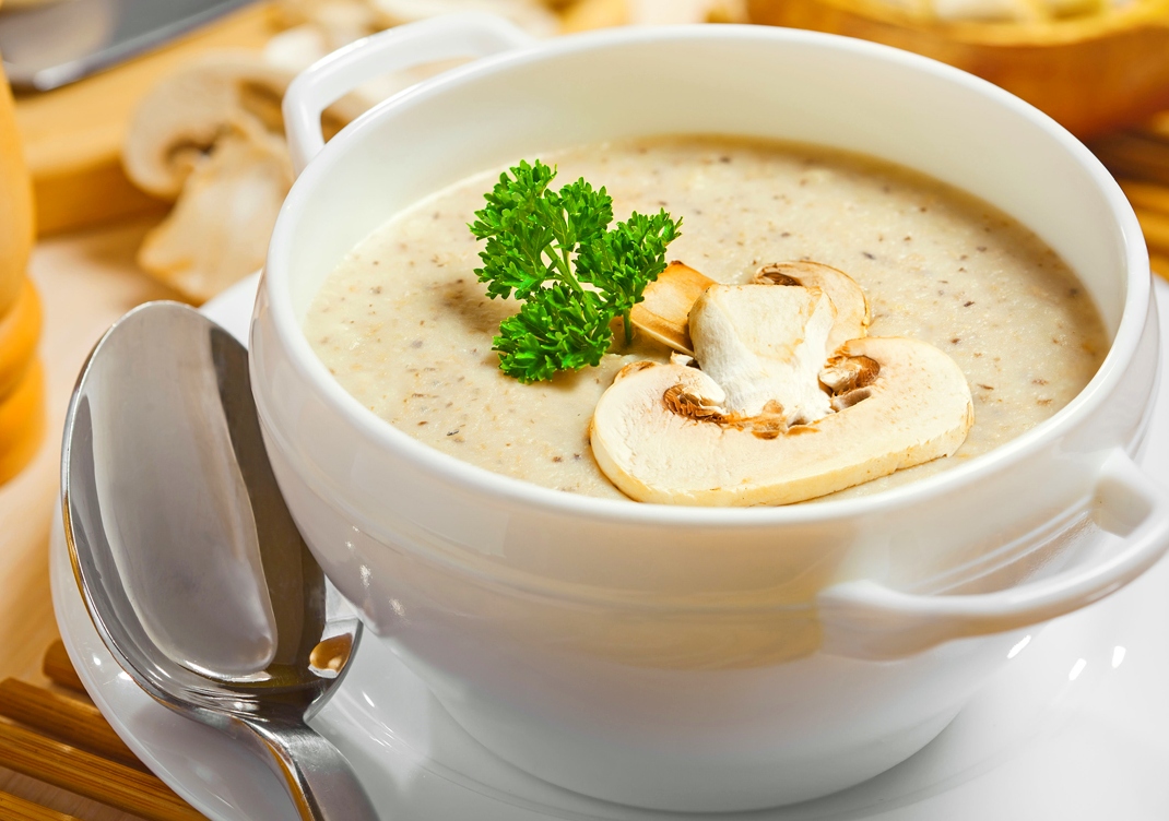 Суп-пюре с грибами и сырными гренками: рецепт