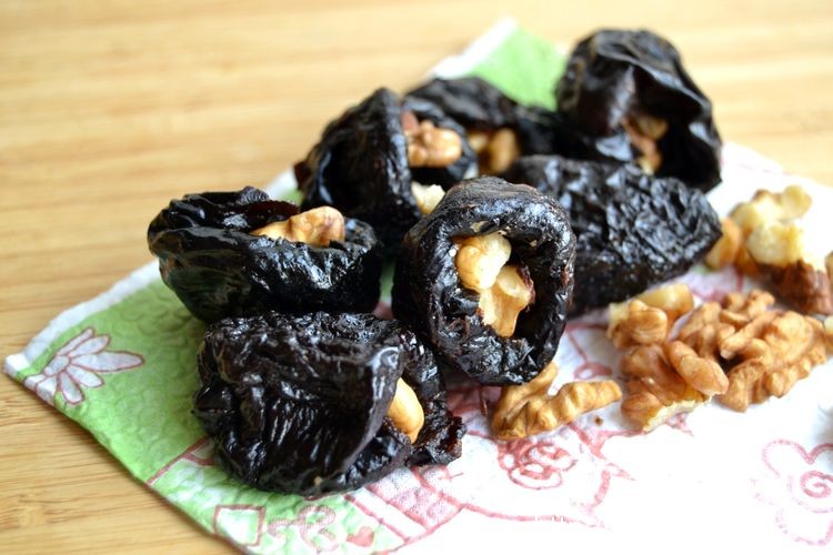Фаршированный орешками чернослив: пошаговый рецепт