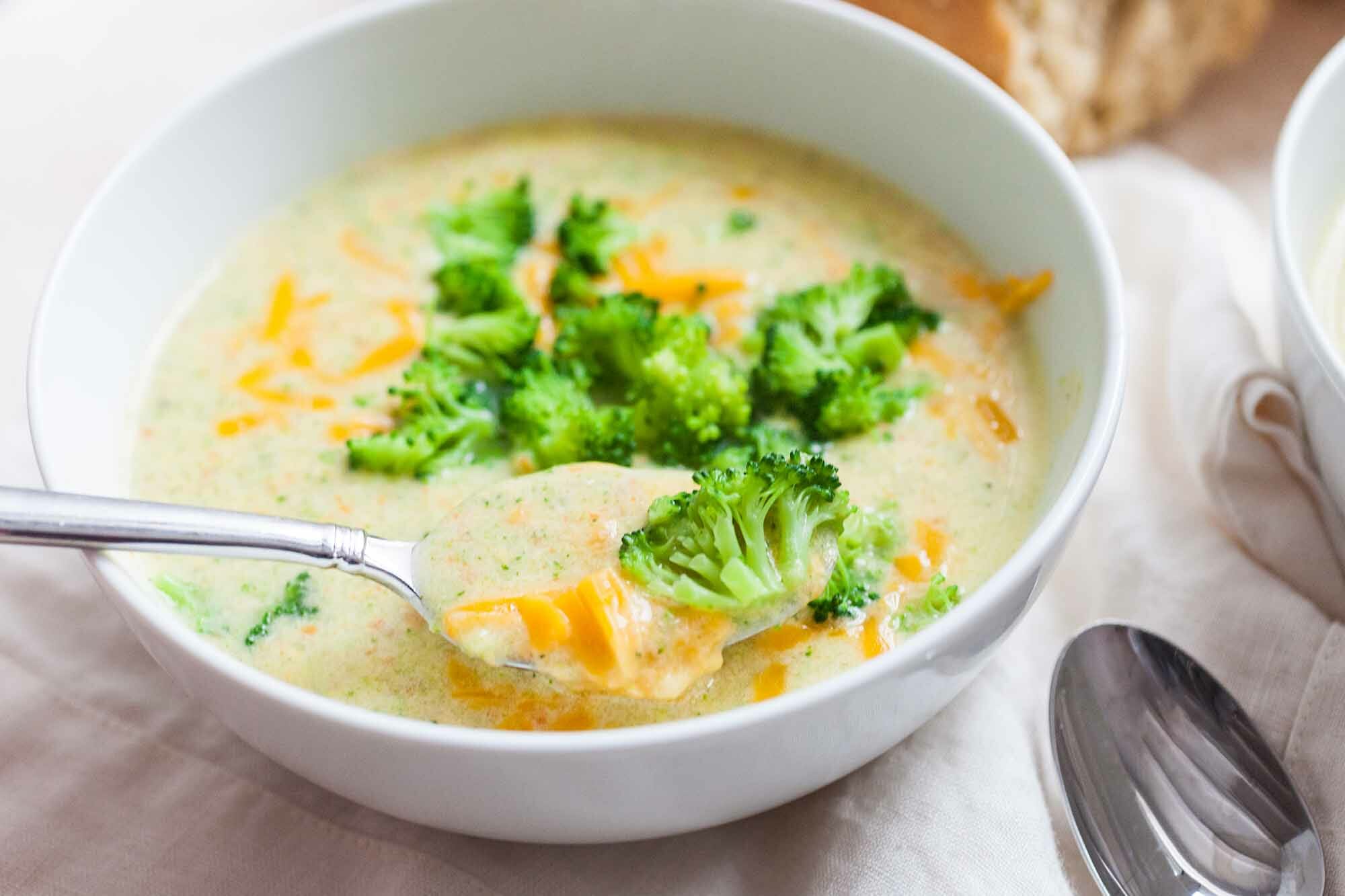Сырный суп с брокколи и зеленью: пошаговый рецепт